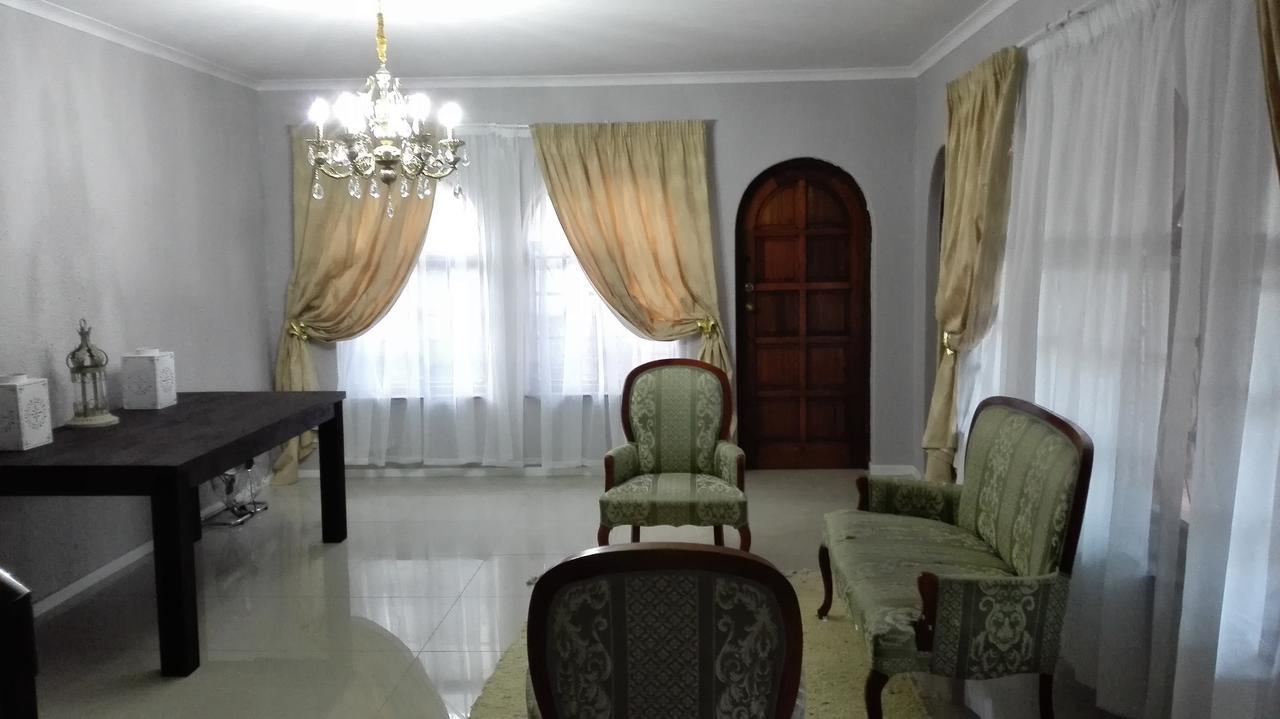 Versailles B And B Gonubie Bagian luar foto
